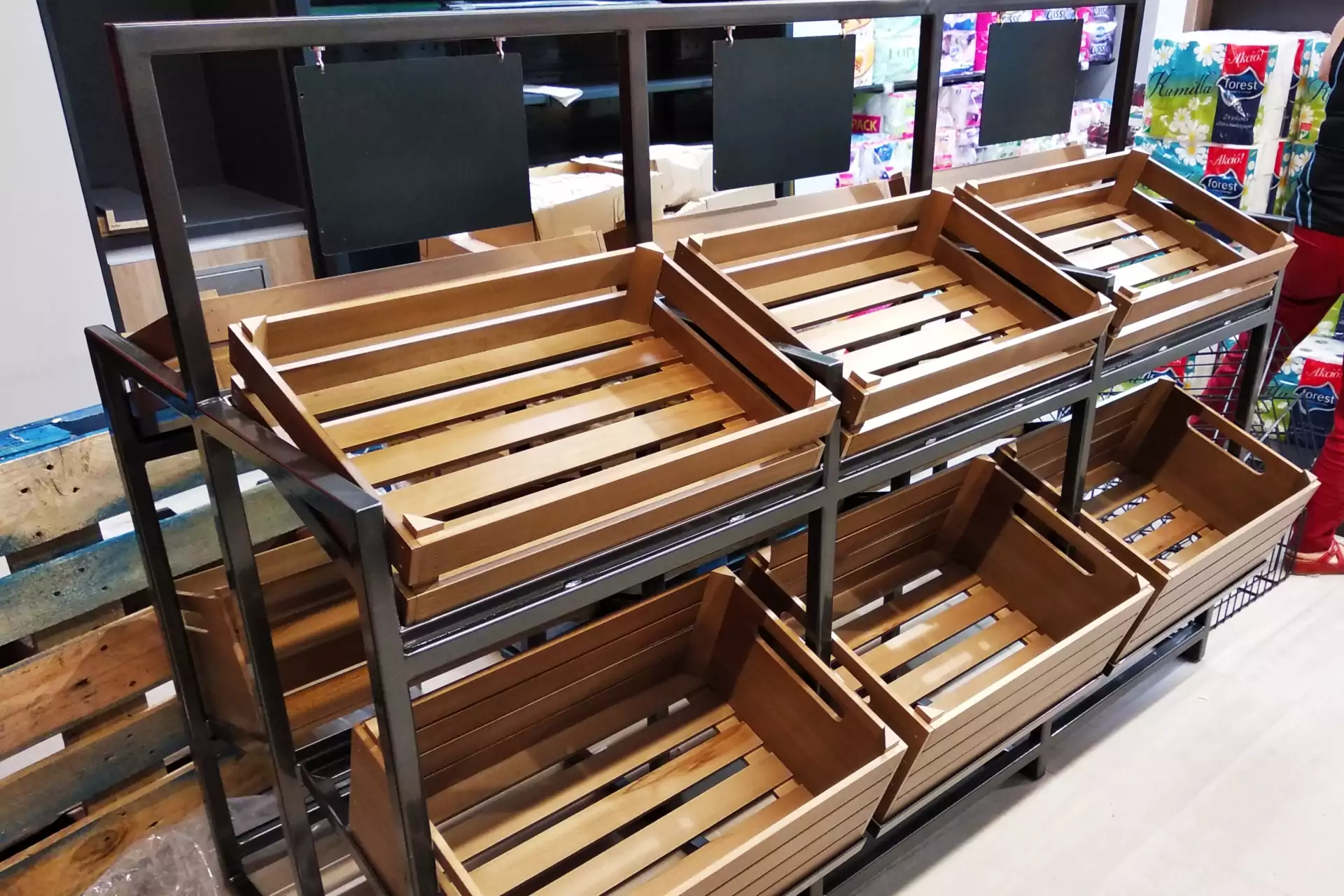 egyedi termékek gyártása, egyedi üzletberendezés